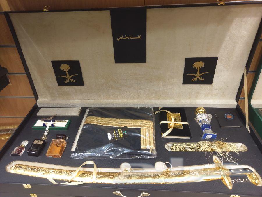 الي يبغى يهدي شخص عزيز عليه\nبشوت وسيوف ودروع