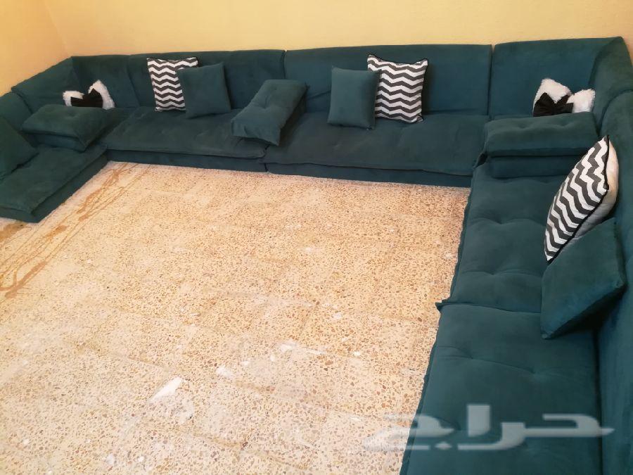 كنب أرضي بحالة ممتازة