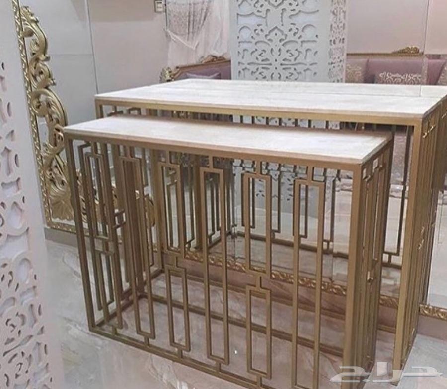 رفوف طاولات اثاث