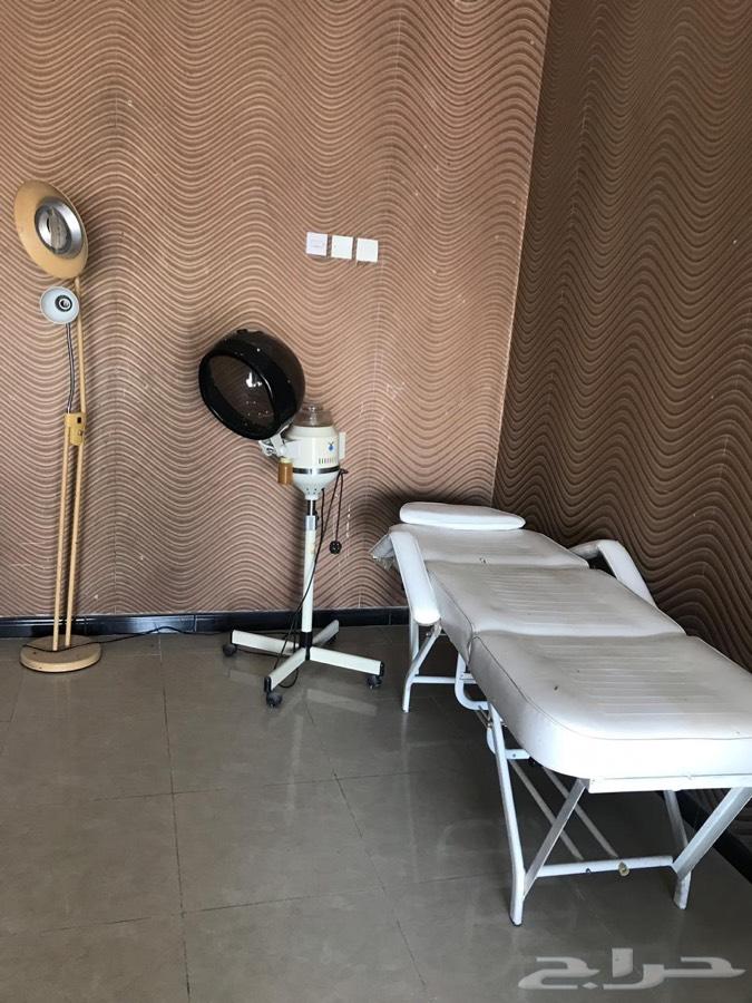 كراسي واثاث مشغل نسائي نظيفة