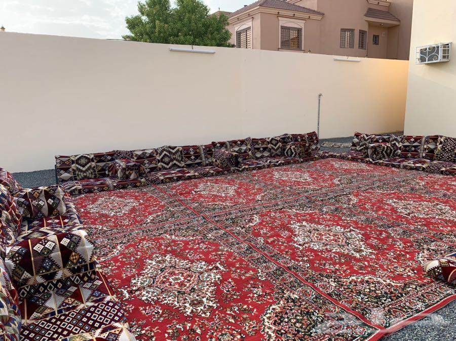 جلسات وفرشات وزيل صناعي ((للإيجاار))