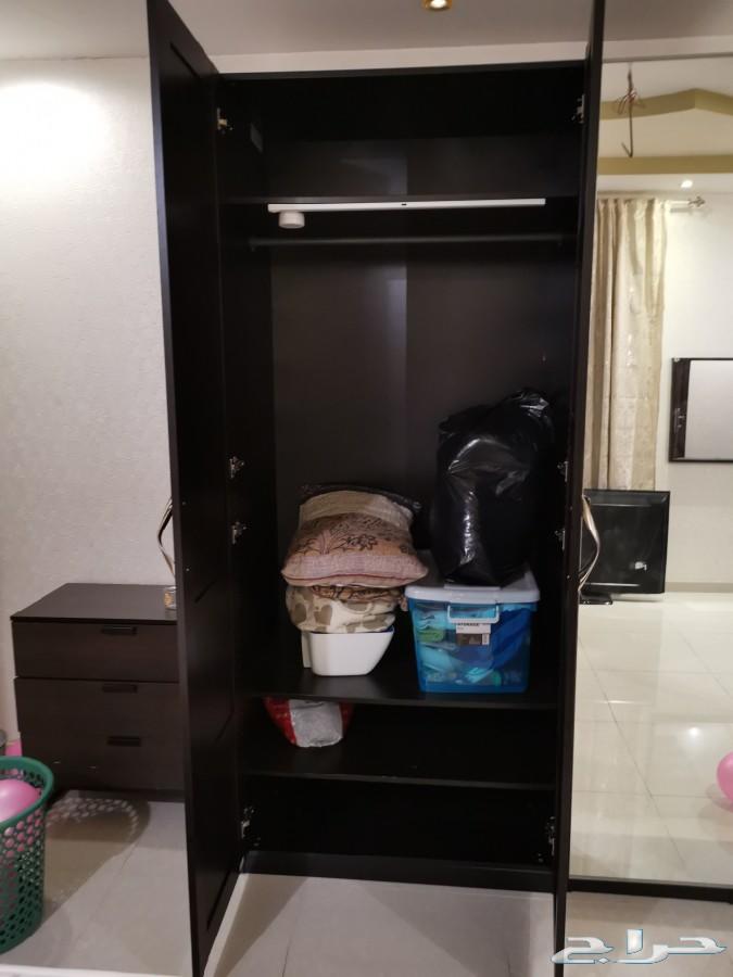 غرفة نوم نفر ونص نظيفة مع المرتبة اللون كاكاو