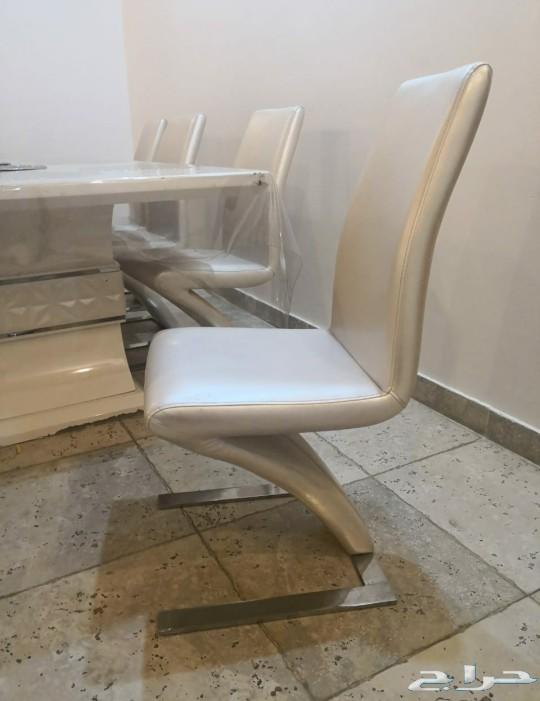 طقم فخم طاولة طعام مع كراسيها مع دولابها