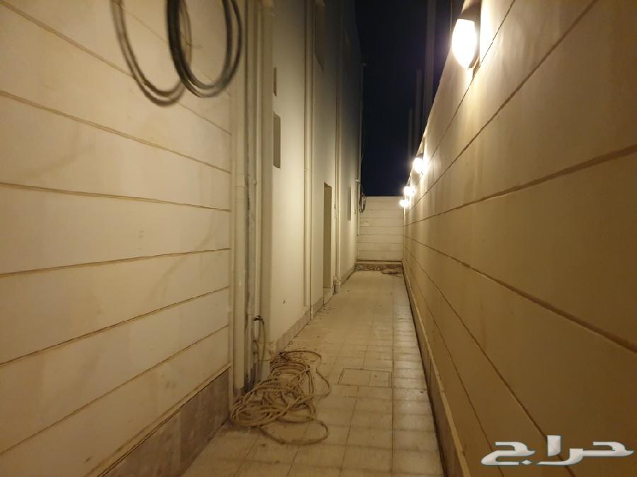 فيلا للبيع مع مسبح في حي القرينة بجدة