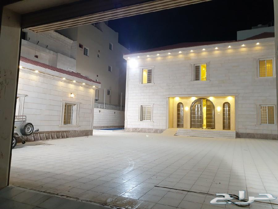 فيلا للبيع مع مسبح في حي القرينة بجدة