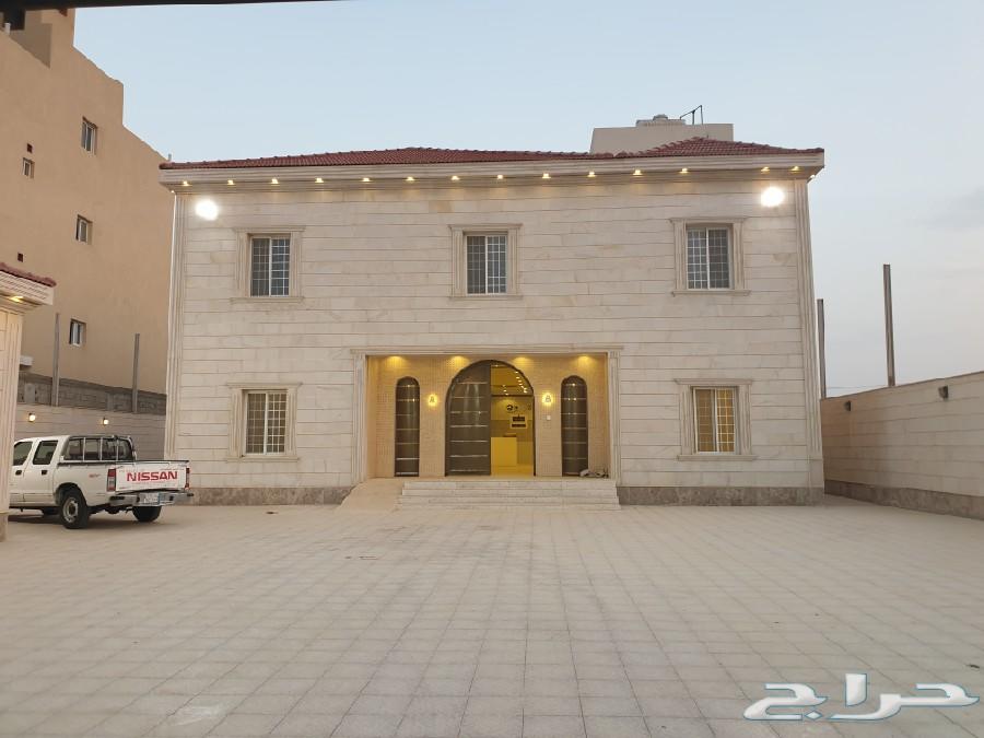 فيلا للبيع مع مسبح في حي القرينة بجدة