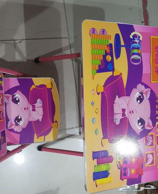 طاولة مع كرسيها طلابية المدينة المنورة