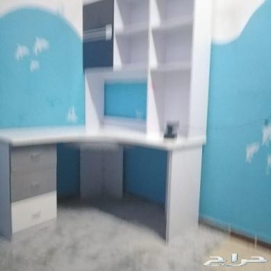 معلم نجار فك وتركيب الاثاث